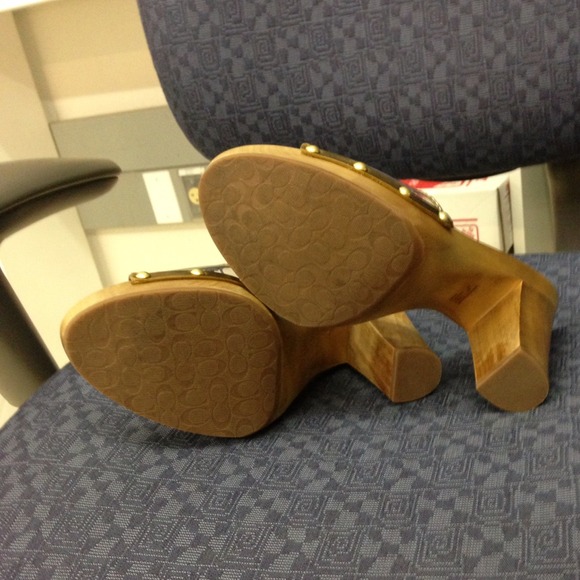 "Sold"Real Coach shoes size 9. Worn twice. - Picture 4 of 4