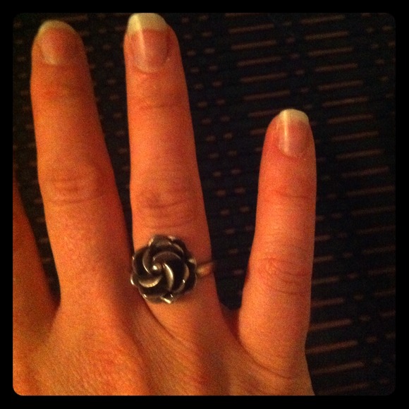 💞TRADED💞Pewter flower ring
