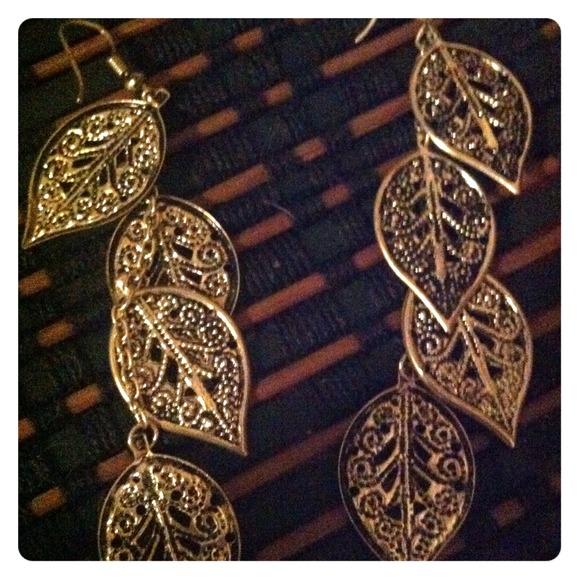 Bundle leaf earrings