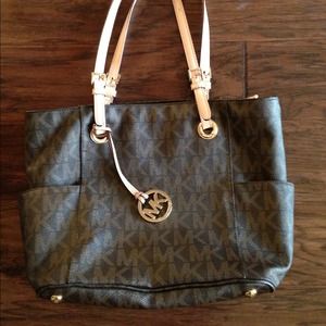 💯 Authentic Michel Kors! Great condition
