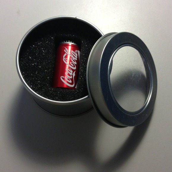 Coca cola USB 16G New! With strong Magnet closer. - Picture 3 of 3