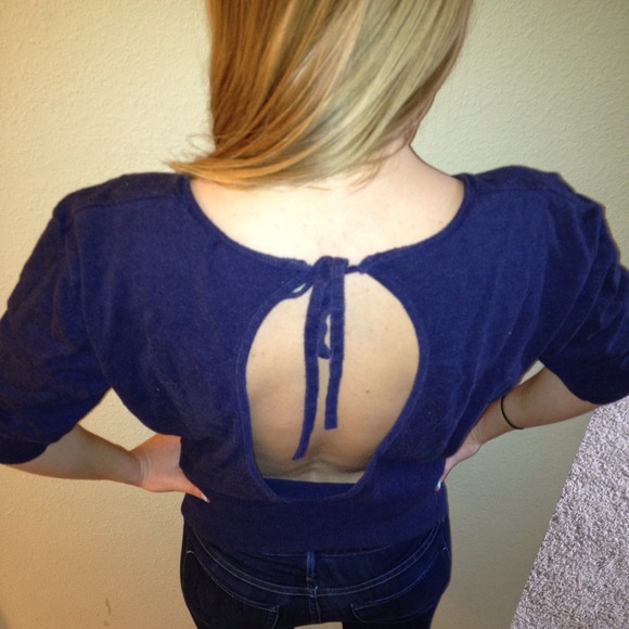 *SOLD!* Kersh cut out key hole top - Picture 2 of 2