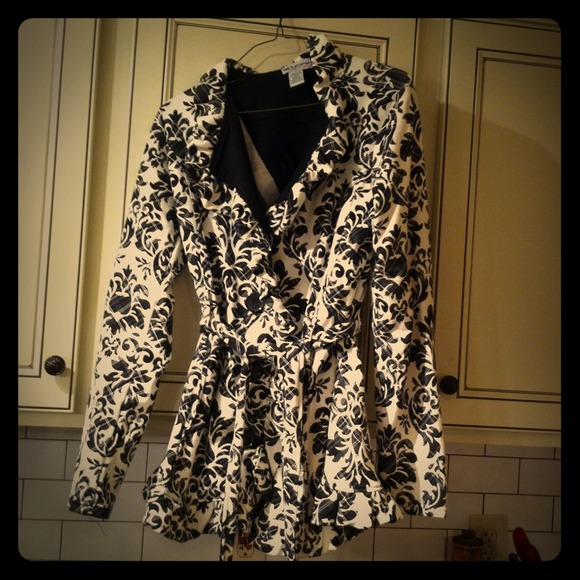 TRADE!BundleVintage Style Floral Coat and necklace