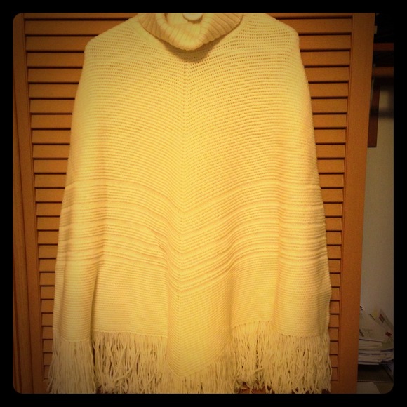🚫SOLD IN BUNDLE🚫 BR merino wool fringe poncho