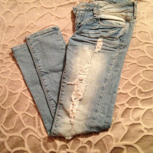 Price✂Destroyed light wash skinnys