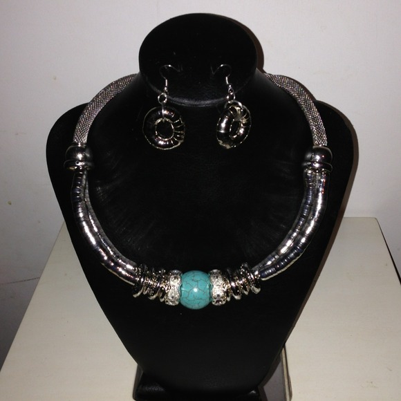 Necklace & earring set