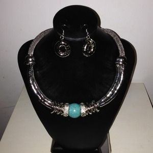 Necklace & earring set