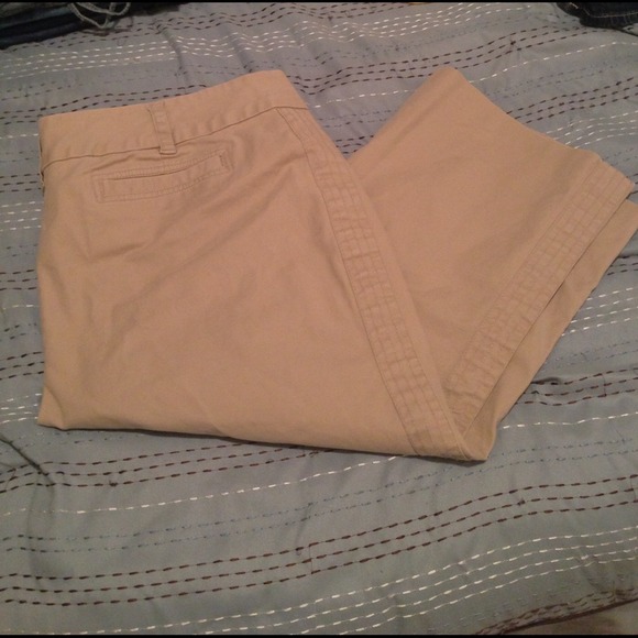 💜Sold💜Old Navy Khaki Stretch Crops