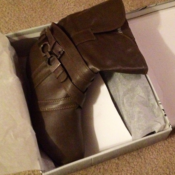 MORE SIZES AVAIL!  Brown mid shin high boots. - Picture 4 of 4