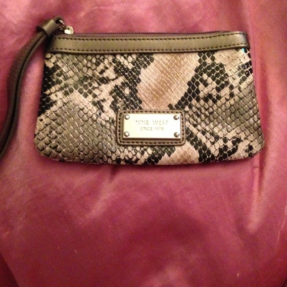 Adorable Small Wristlet with Snakeskin Design NWOT - Picture 1 of 2