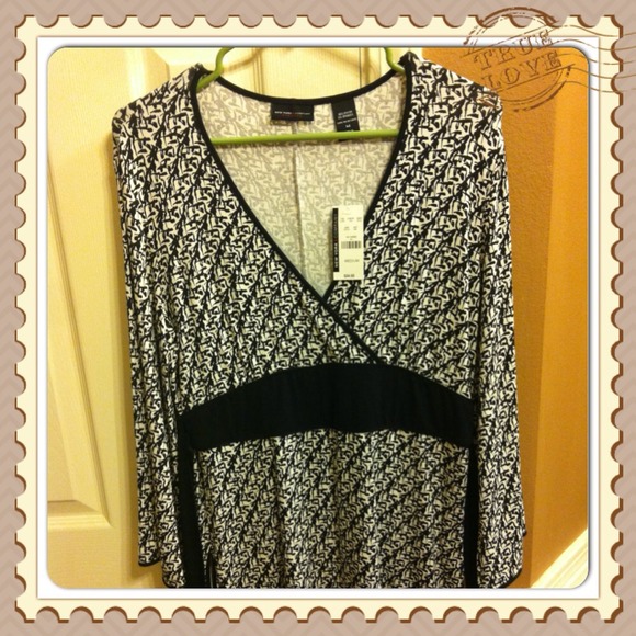 V-neck black & white top