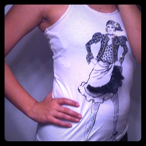 White decorated tee