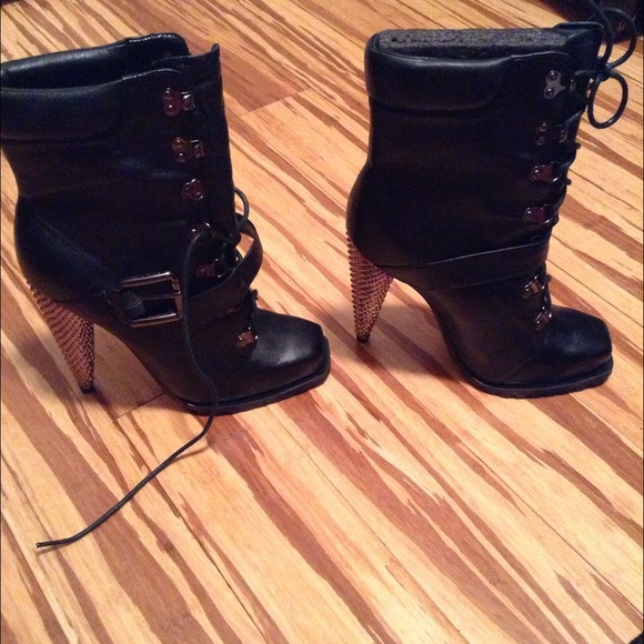 Jessica Simpson Lopez boot
