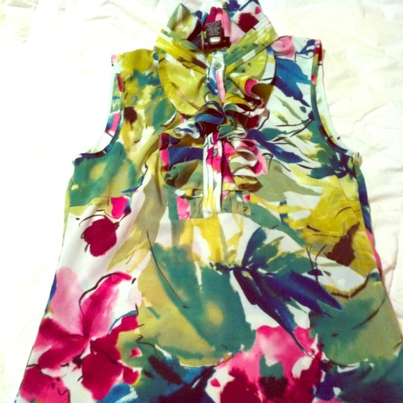 ✨Traded✨Vibrant floral top