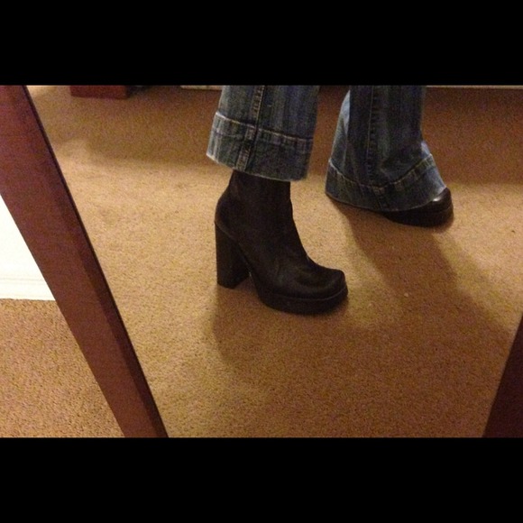 ON HOLD-BUNDLE Steve Madden Brown Zip-Up Boots. - Picture 3 of 3