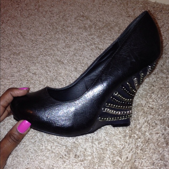 Black wedges