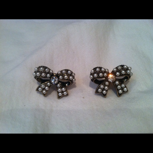 Super adorable bow earrings!