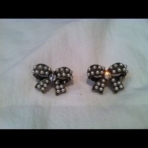 Super adorable bow earrings!