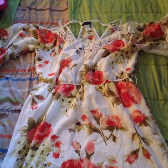 Reduced!! Beautiful Dress! 💰 - Picture 3 of 3