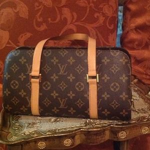 Cute little purse.. LV.. (Reserve)