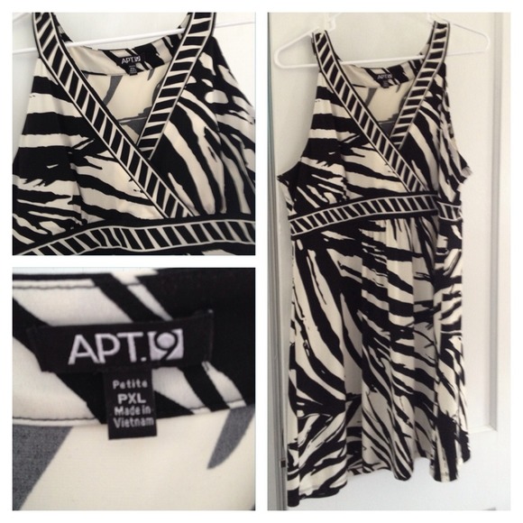 Short black and white dress. Petite