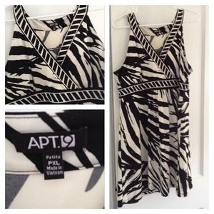 Short black and white dress. Petite