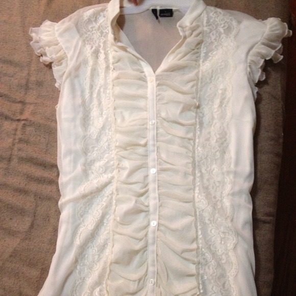 🚫Beautiful white lace top NWOT🚫SOLD
