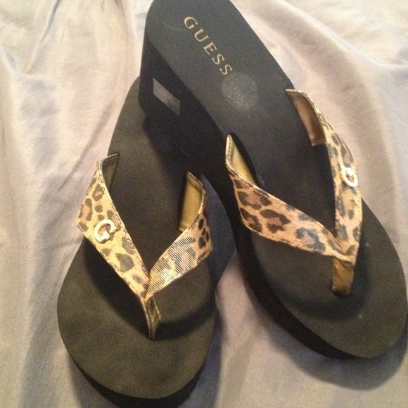 Women's size 9 guess shoes