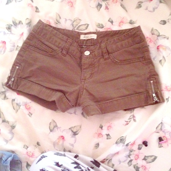 ARMY GREEN SHORTS