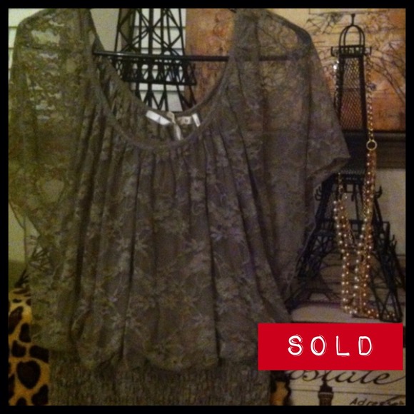 🔴SOLD🔴Beautiful floral brown shirt