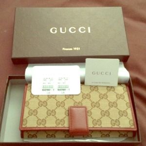 Massive reduction for this beautiful GUCCI wallet.