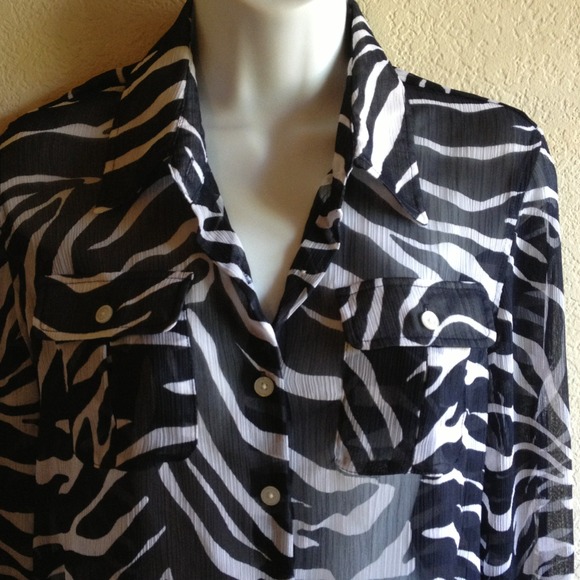 SOLD Jones New York Signature Sheer Animal Print - Picture 2 of 4