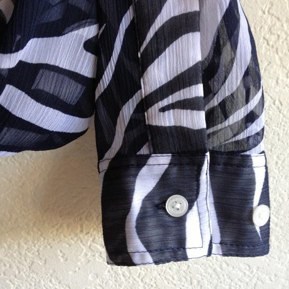 SOLD Jones New York Signature Sheer Animal Print - Picture 3 of 4