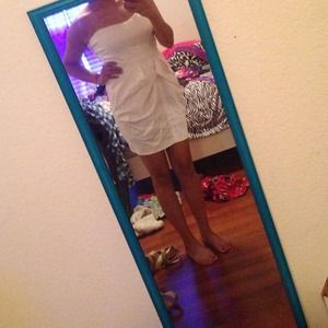 BCBG WHITE STRAPLESS DRESS
