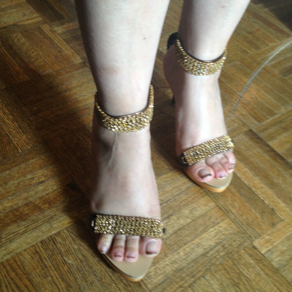 Beautiful gold stoned, wood 3 inch heels - Picture 2 of 4