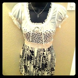 ✨SOLD✨✨Black & white blouse