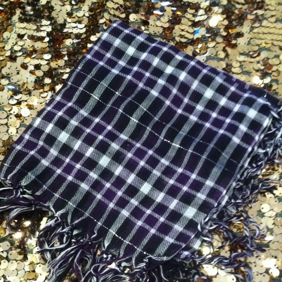 Wet Seal Scarf - Picture 2 of 2