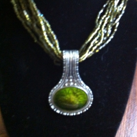 Green Statement Necklace Set - Picture 4 of 7