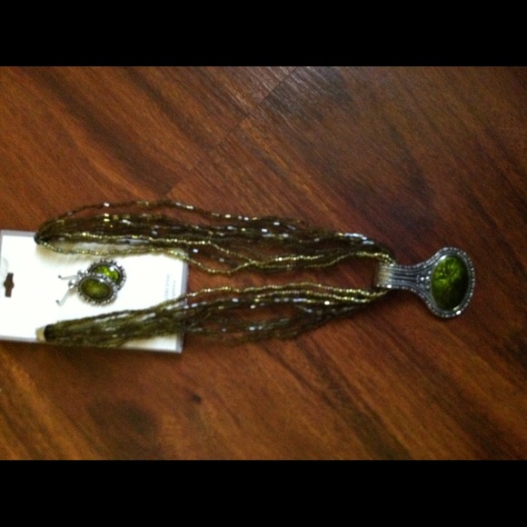 Green Statement Necklace Set - Picture 5 of 7