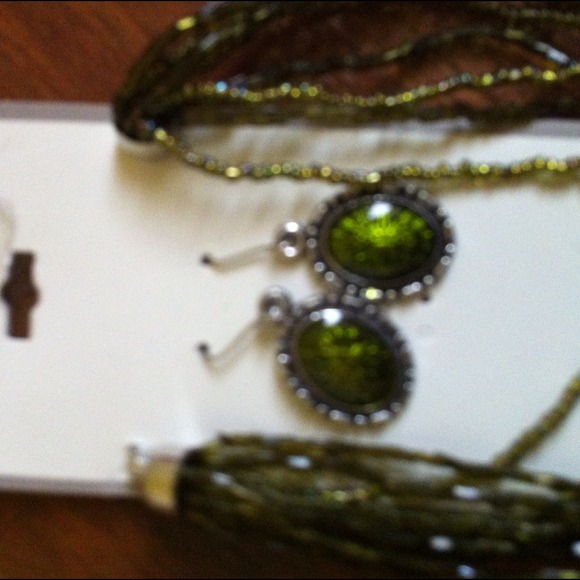 Green Statement Necklace Set - Picture 6 of 7