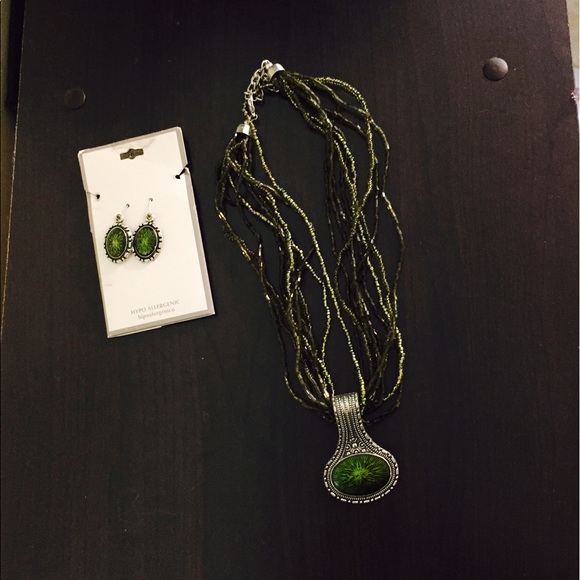 Green Statement Necklace Set - Picture 3 of 7