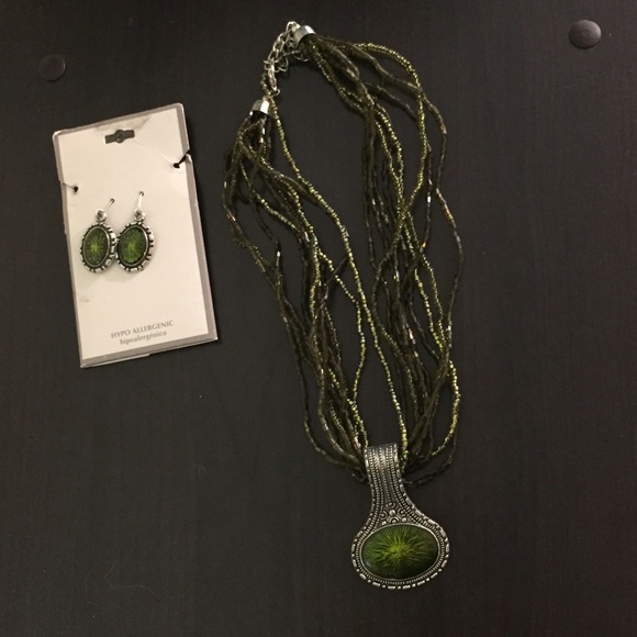 Green Statement Necklace Set - Picture 7 of 7