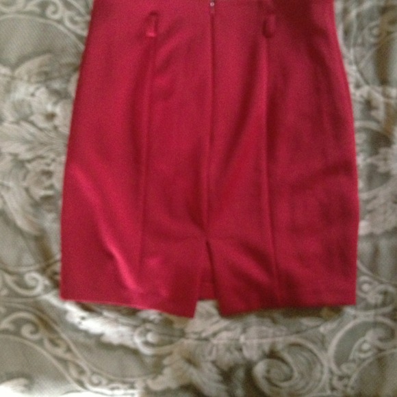 Red knee length skirt - Picture 2 of 3