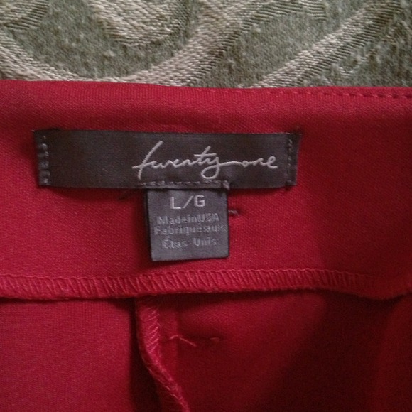 Red knee length skirt - Picture 3 of 3