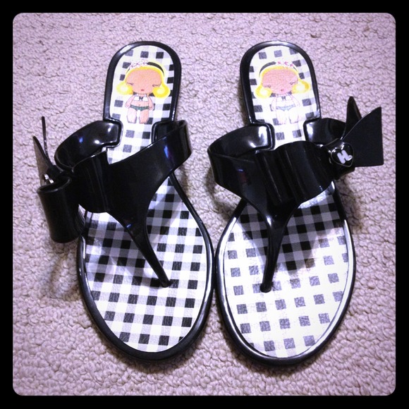 Harajuku Lovers Flip Flops Size 6 - JUST REDUCED!
