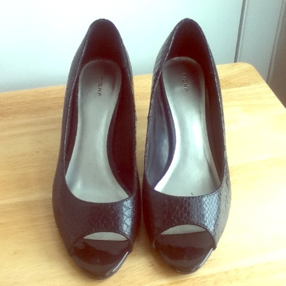 black snakeskin peep toe pumps