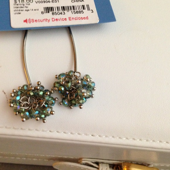 Vera Wang dangling earrings - Picture 2 of 2