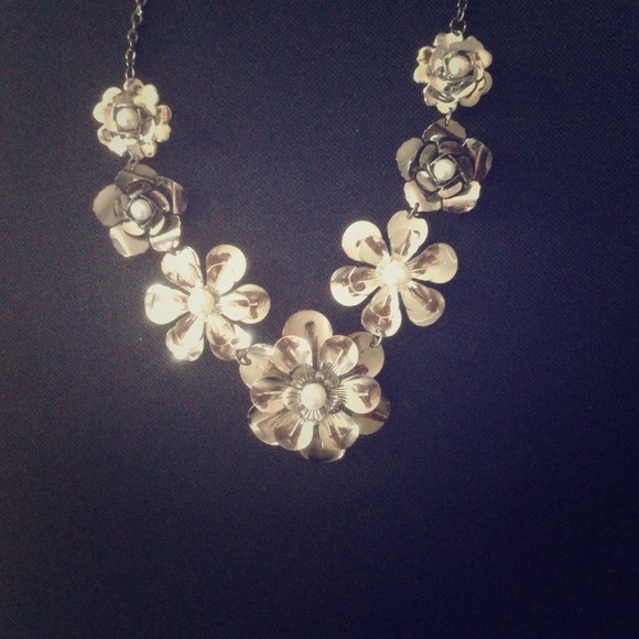 Awesome silver flower necklace