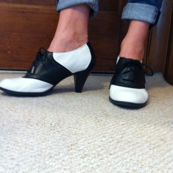 Saddle Oxford Pumps. HOLD FOR MELINDASAENZ