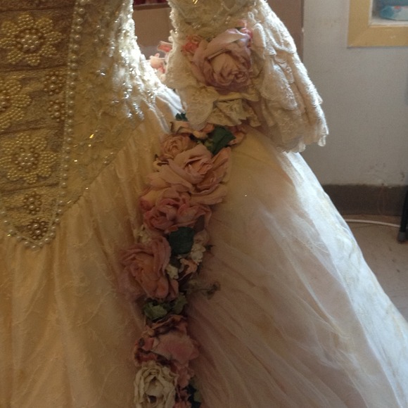 A one of kind wedding dress . Cinderella dress - Picture 3 of 4